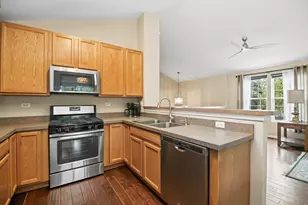 518 Conservatory Ln, Aurora, IL 60502 - Photo 8