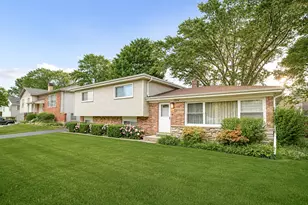 554 Patton Dr, Buffalo Grove, IL 60089 - Photo 1