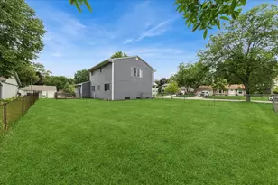 715 Newport N, Roselle, IL 60172 - Photo 20
