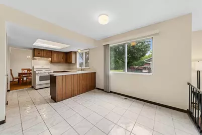 715 Newport N, Roselle, IL 60172 - Photo 8