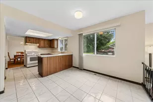 715 Newport N, Roselle, IL 60172 - Photo 8