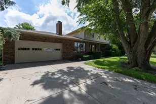 740 Hickory Dr, Geneseo, IL 61254 - Photo 2