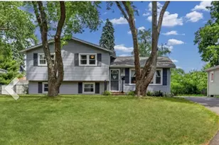 631 Pierce Ct, Grayslake, IL 60030 - Photo 1