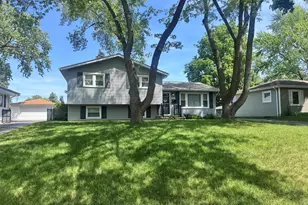 631 Pierce Ct, Grayslake, IL 60030 - Photo 4