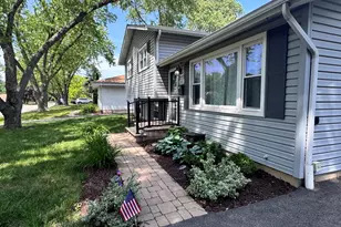 631 Pierce Ct, Grayslake, IL 60030 - Photo 2