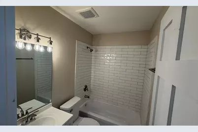 1900 Longmeadow Drive, Lindenhurst, IL 60046 - Photo 26