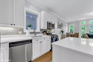 1717 W Nelson St, Chicago, IL 60657 - Photo 14