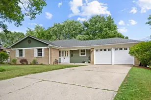 810 N Allen Ave, McHenry, IL 60050 - Photo 1