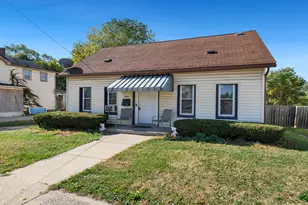 402 S Walnut Ave, Freeport, IL 61032 - Photo 1