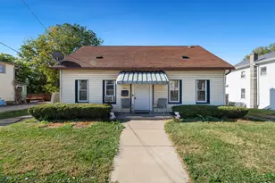 402 S Walnut Ave, Freeport, IL 61032 - Photo 2