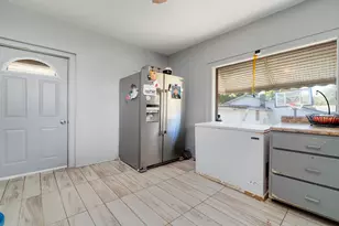 402 S Walnut Ave, Freeport, IL 61032 - Photo 18
