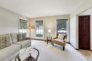 438 W Trail Ct, Grayslake, IL 60030 - Photo 6