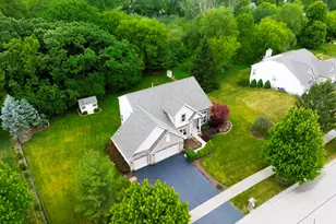 435 Oak Grove Cir, Wauconda, IL 60084 - Photo 2