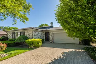 72 Marina Dr, Des Plaines, IL 60016 - Photo 1