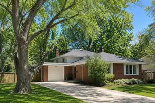 661 N Wren Ave, Palatine, IL 60067 - Photo 2