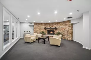 250 W Parliament Pl, Mount Prospect, IL 60056 - Photo 2