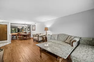 250 W Parliament Pl, Mount Prospect, IL 60056 - Photo 4