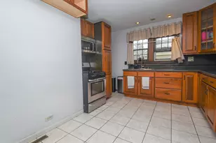 613 N Frolic Ave, Waukegan, IL 60085 - Photo 8