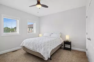1350 W Byron St, Chicago, IL 60613 - Photo 12