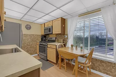 945 E Kenilworth Avenue #423, Palatine, IL 60074 - Photo 2