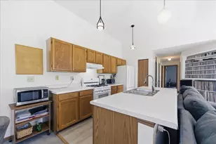 725 Fieldcrest Dr, South Elgin, IL 60177 - Photo 4