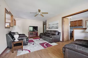 [Address not provided], Carol Stream, IL 60188 - Photo 4