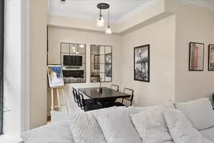 832 W Roscoe St, Chicago, IL 60657 - Photo 8