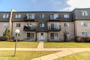 9446 Bay Colony Dr, Des Plaines, IL 60016 - Photo 1