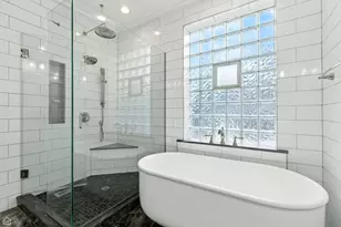 860 W Buckingham Pl, Chicago, IL 60657 - Photo 18