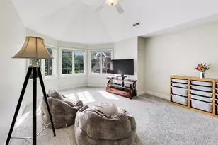 909 S Cambridge Ave, Elmhurst, IL 60126 - Photo 20