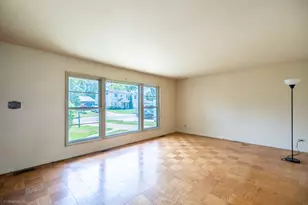 214 Greenbriar St, Elk Grove Village, IL 60007 - Photo 6