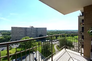 7033 N Kedzie Ave, Chicago, IL 60645 - Photo 2