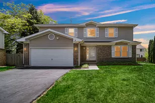 9 Redwood Ct, Streamwood, IL 60107 - Photo 2