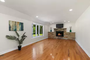 1439 Blackhawk Dr, Schaumburg, IL 60193 - Photo 8
