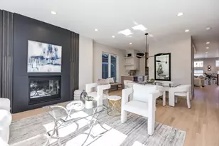 5747 N Maplewood Ave, Chicago, IL 60659 - Photo 2