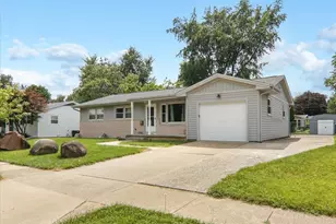 903 Mayflower Ave, Bloomington, IL 61701 - Photo 2