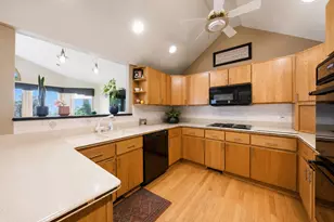 130 Surrey Ln, Burr Ridge, IL 60527 - Photo 4