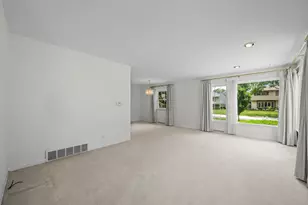 1114 E Dogwood Ln, Mount Prospect, IL 60056 - Photo 2