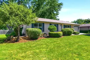 567 Northampton Cir, Elk Grove Village, IL 60007 - Photo 2