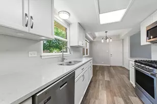 567 Northampton Cir, Elk Grove Village, IL 60007 - Photo 10