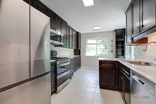 585 Williamsburg Ct, Wheeling, IL 60090 - Photo 10