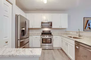 3124 Falling Waters Ln, Lindenhurst, IL 60046 - Photo 4