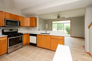 2231 Flagstone Ln, Carpentersville, IL 60110 - Photo 2