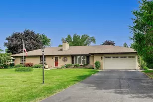 16 S Wildwood Dr, Prospect Heights, IL 60070 - Photo 2