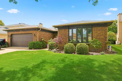 759 Yorkshire Lane, Des Plaines, IL 60016 - Photo 1
