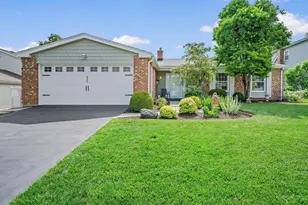 627 Oakwood Dr, Westmont, IL 60559 - Photo 2