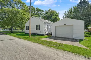 219 E 4th St, Gibson City, IL 60936 - Photo 24