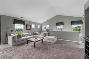 349 Bakers Ct, Lakemoor, IL 60051 - Photo 2