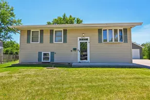 26 Hawthorne Ln, Streamwood, IL 60107 - Photo 2