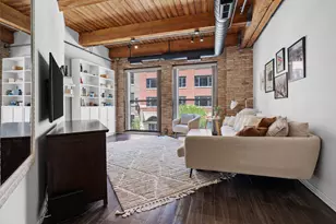 225 W Huron St, Chicago, IL 60654 - Photo 2